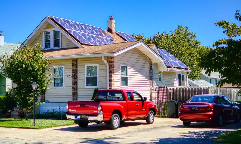 maison avec panneaux solaires