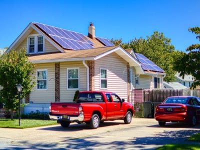 maison avec panneaux solaires