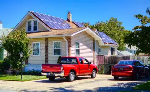 maison avec panneaux solaires