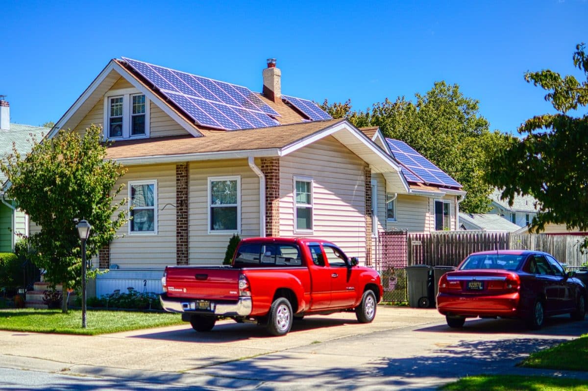 maison avec panneaux solaires