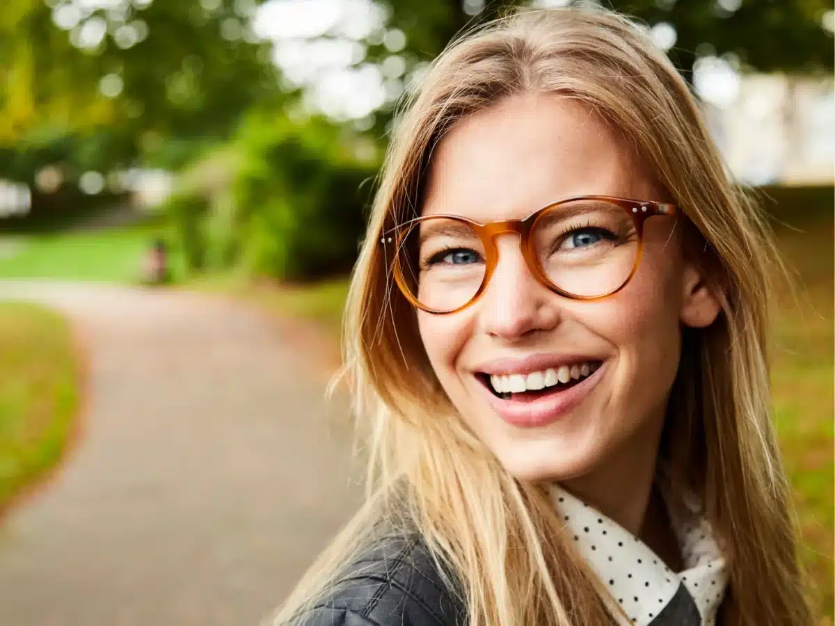 Adieu les marques disgracieuses : astuces pour éviter les traces de lunettes sur le nez