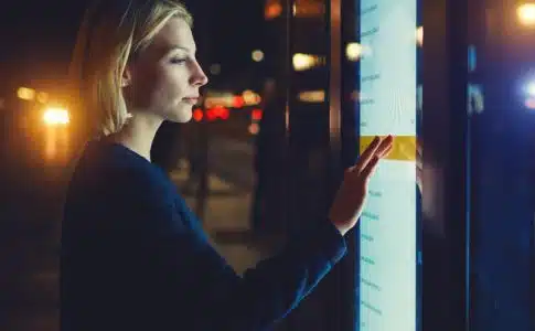 Les avantages de la vitrine tactile pour les commerçants de centre-ville