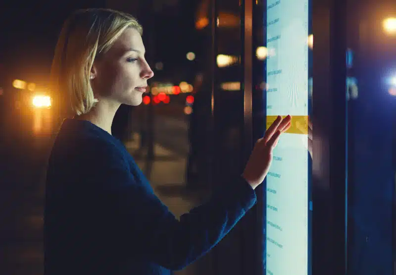 Les avantages de la vitrine tactile pour les commerçants de centre-ville