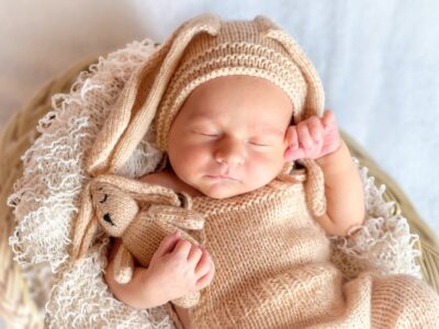 bébé habillé avec une liste de naissance