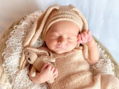 bébé habillé avec une liste de naissance