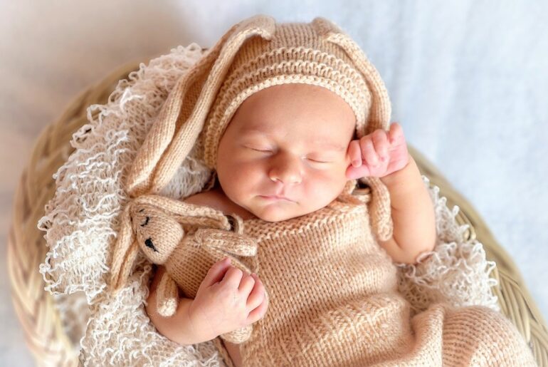 bébé habillé avec une liste de naissance