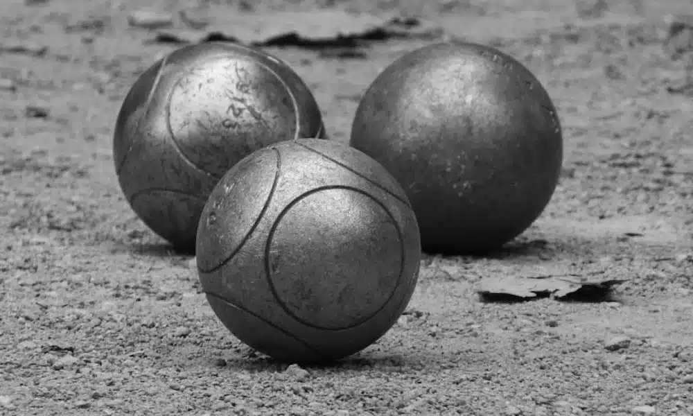 Trois boules de pétanque de compétition