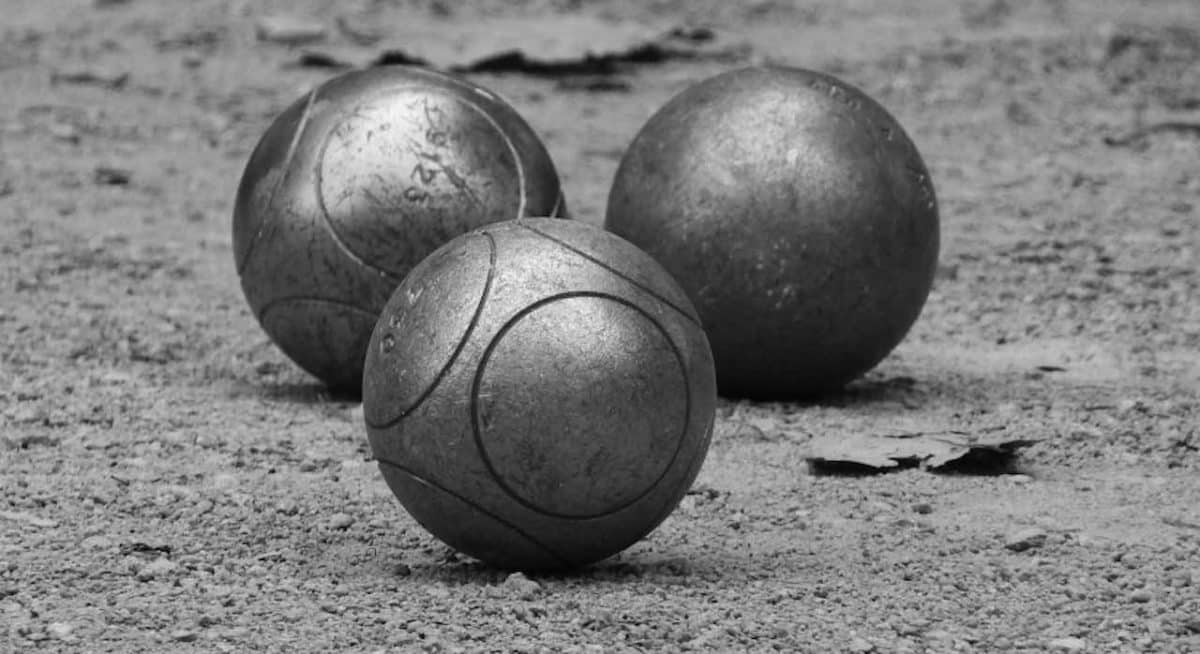 Trois boules de pétanque de compétition