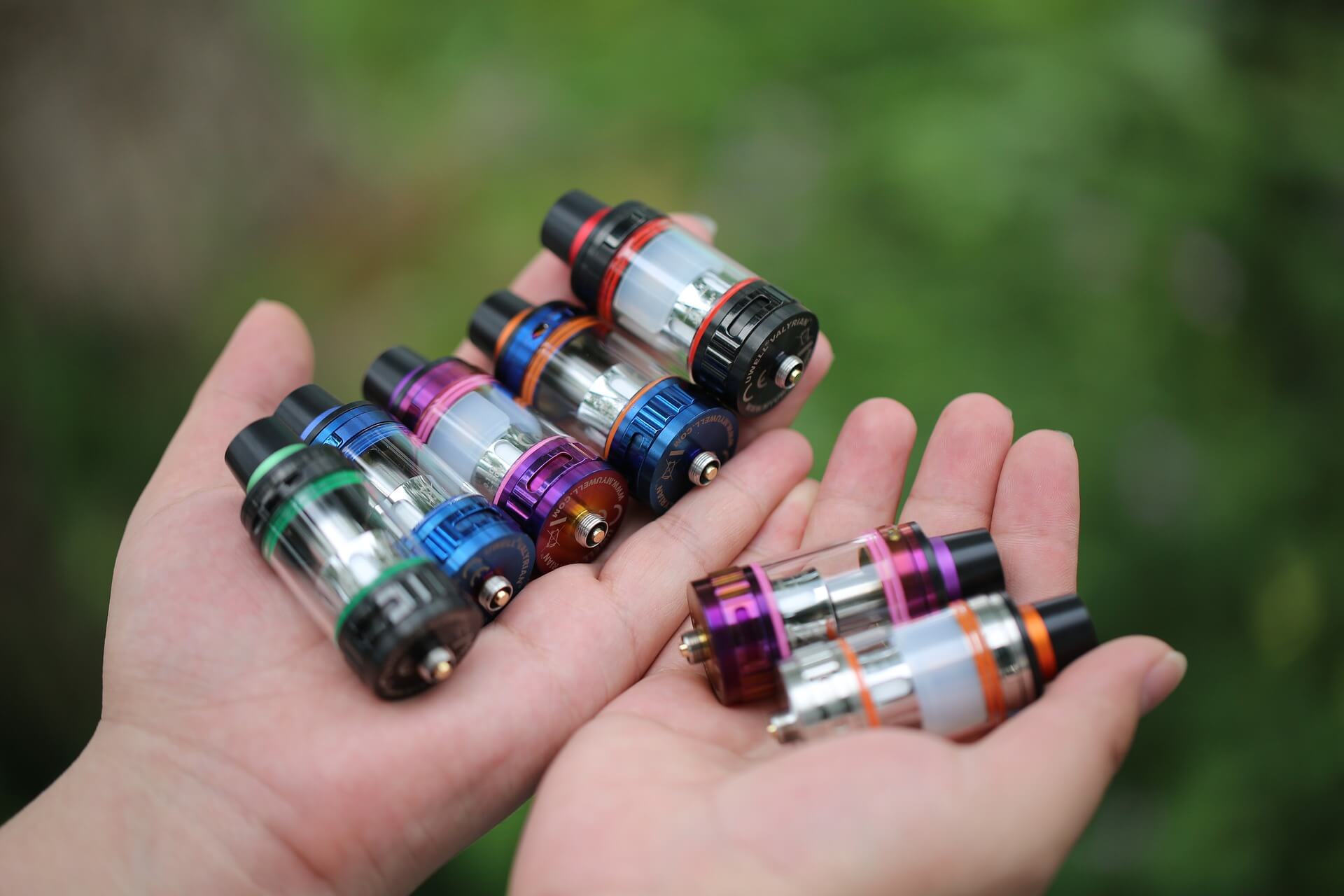 Clearomiseur moderne avec réservoir transparent et embout ergonomique