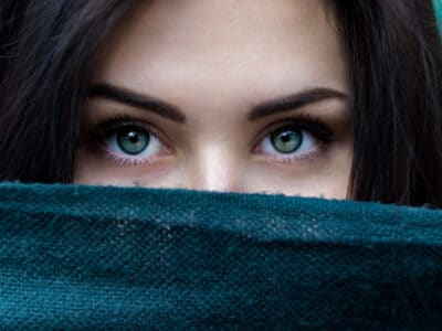 Les sourcils structurent le visage
