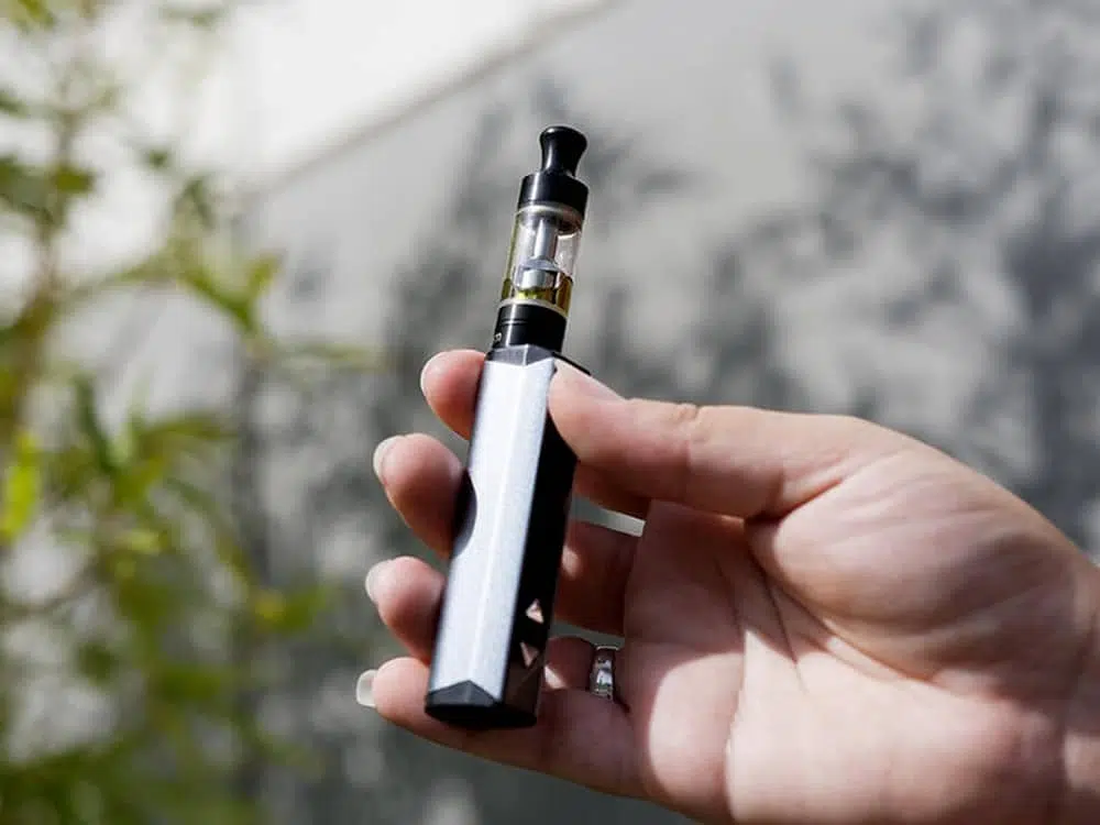 mettre l’e-liquide dans une cigarette électronique