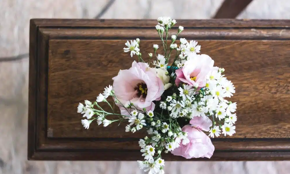 des fleurs posées sur un cercueil