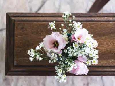 des fleurs posées sur un cercueil