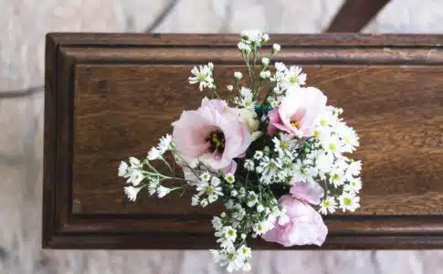 des fleurs posées sur un cercueil