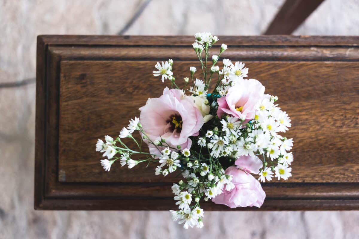 des fleurs posées sur un cercueil