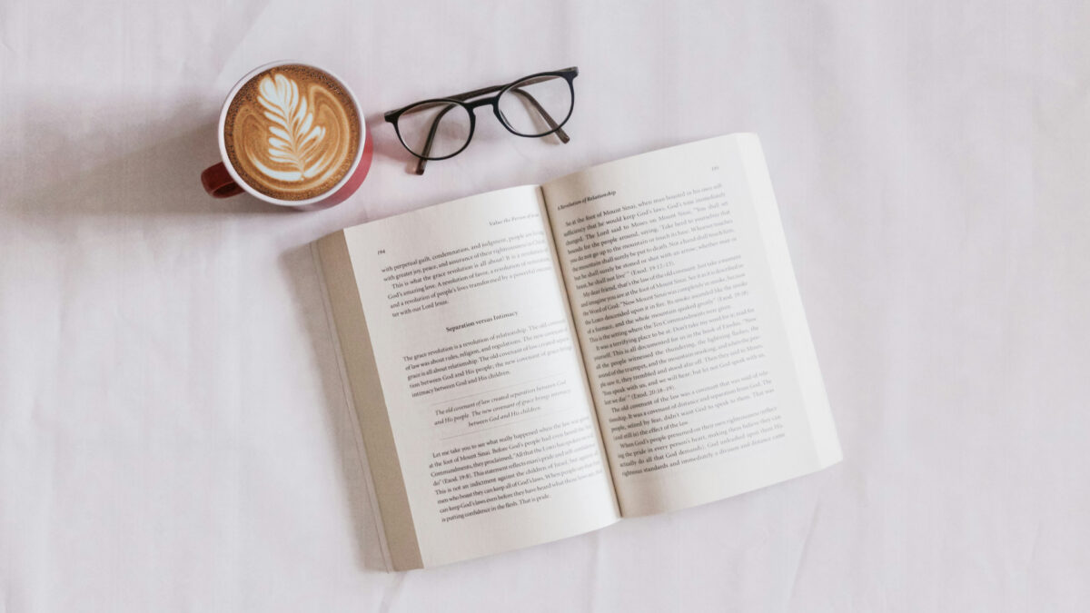 Plongez dans l’univers des livres en optant pour le format broché